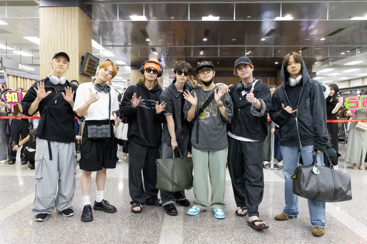 Travis Japan今提因班機延誤，晚了近6小時抵台，還是有150名粉絲接機。環球音樂提供