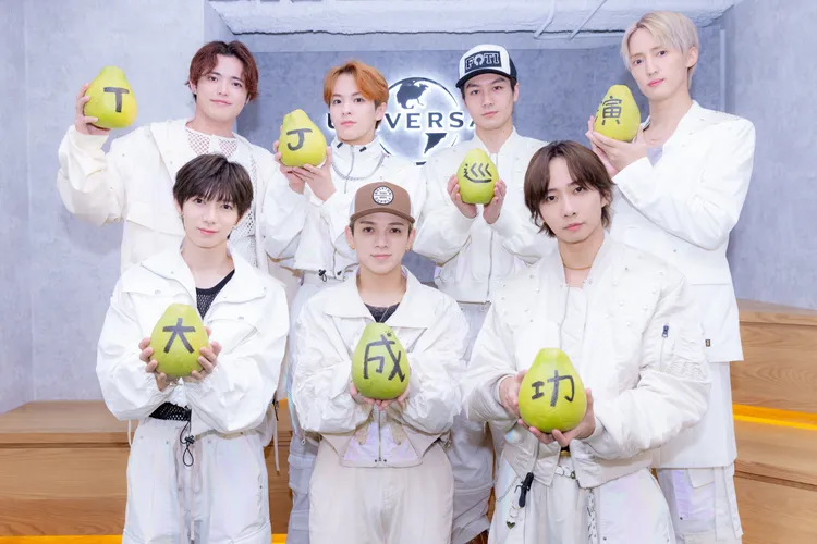 七五三掛龍也（前排左起）、宮近海斗、中村海人、吉澤閑也（後排左起）、松倉海斗、松田元太、川島如惠留拿著柚子，寫著「TJ巡演大成功」，提前體驗台灣的中秋節。環球音樂提供