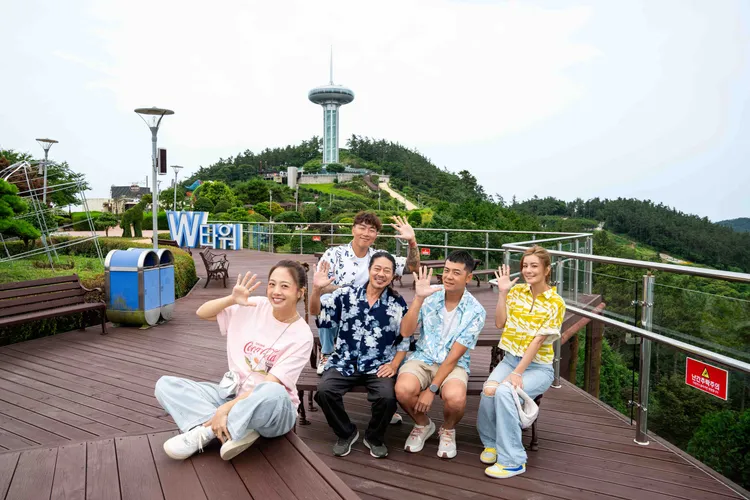 吳映潔（左起）、乱彈阿翔、郭泓志、姚元浩、莎莎跨海移動到韓國做百人餐點。好看娛樂提供