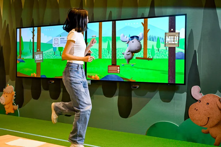 數位投影互動人人皆可免費參與，只要站在投影區內，便可化身為螢幕上的MILU，操控MILU的一舉一動，盡情揮灑創意。業者提供