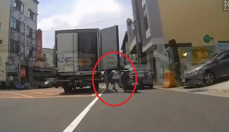 男騎士被車門砸頭，差點跌倒。民眾提供