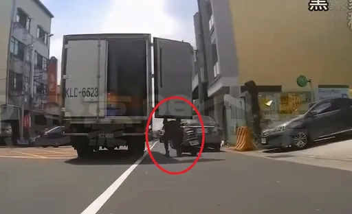 倒楣片|台中物流車後門沒關妥就起步 騎士慘被砸頭