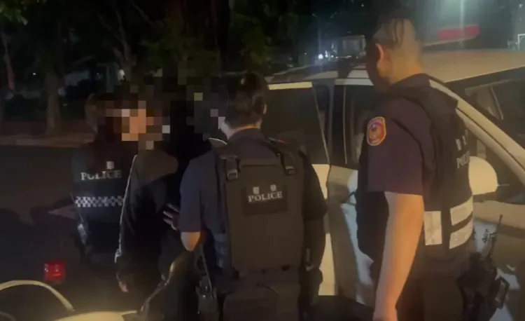 警方將葉姓兄弟帶回。警方提供