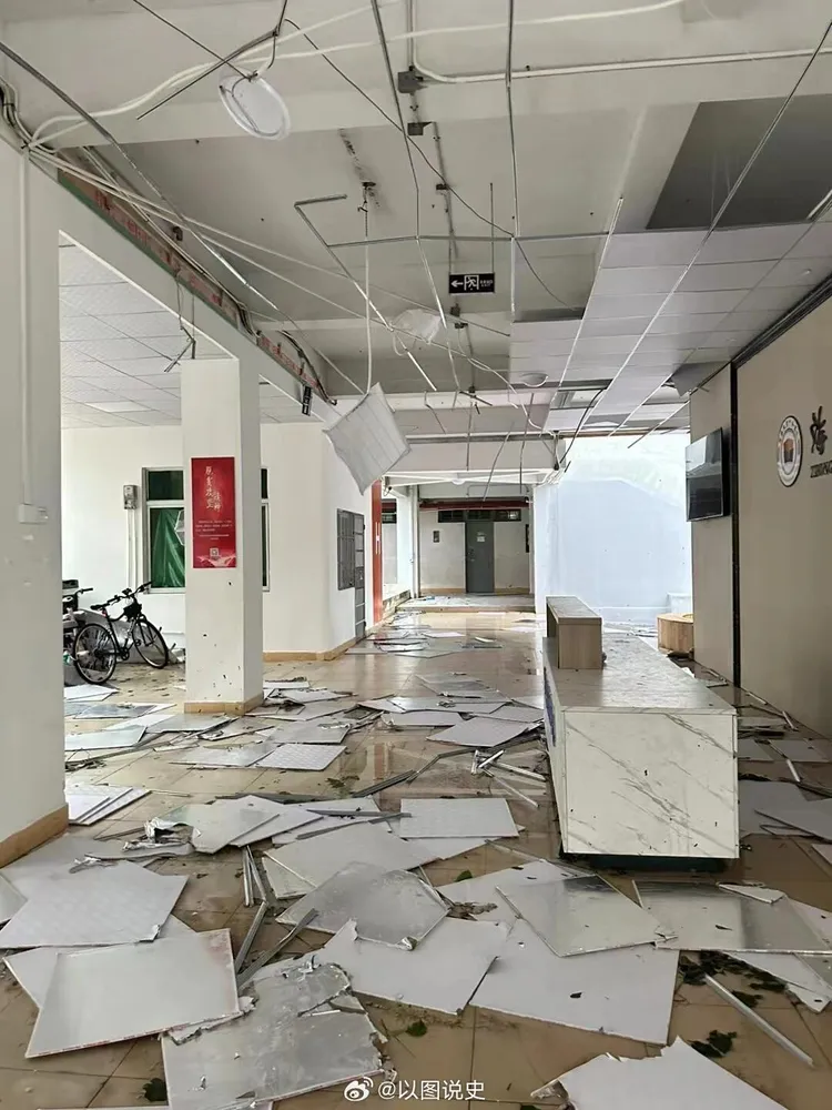 海南大學的校舍內，天花板整個倒塌，宛如地震過後。翻攝自微博
