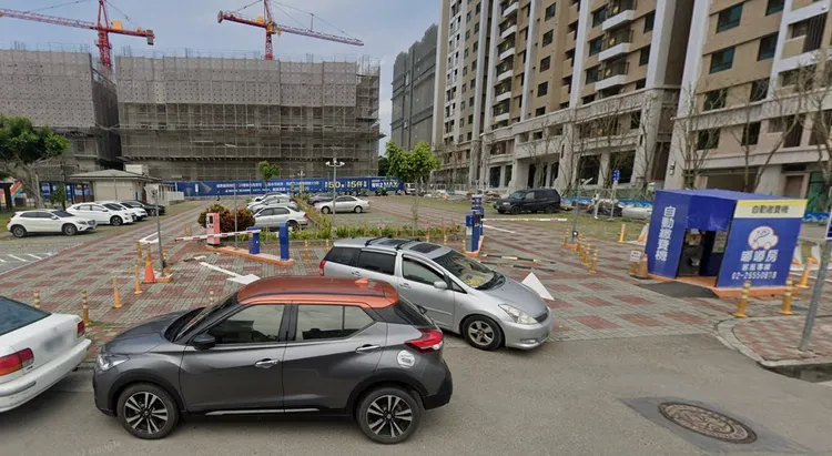 李姓男子在台中市這處停車場，亂拔使用中的充電槍替自己的特斯拉充電，遭起訴判刑。取自Google Map