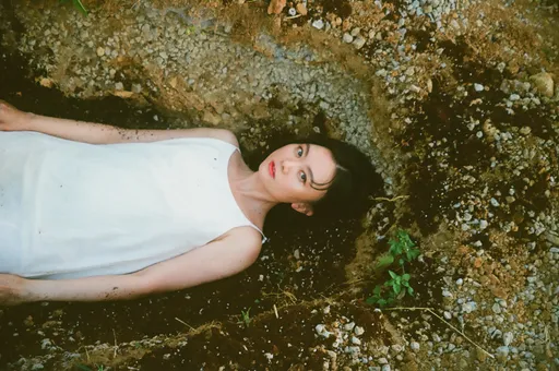 女歌手冼佩瑾百无禁忌被活埋 玩很大!躺泥坑大呼凉爽