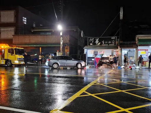 有夠衰!茶飲店前一家烤肉 遭外籍移工開車撞傷 7人送醫救治