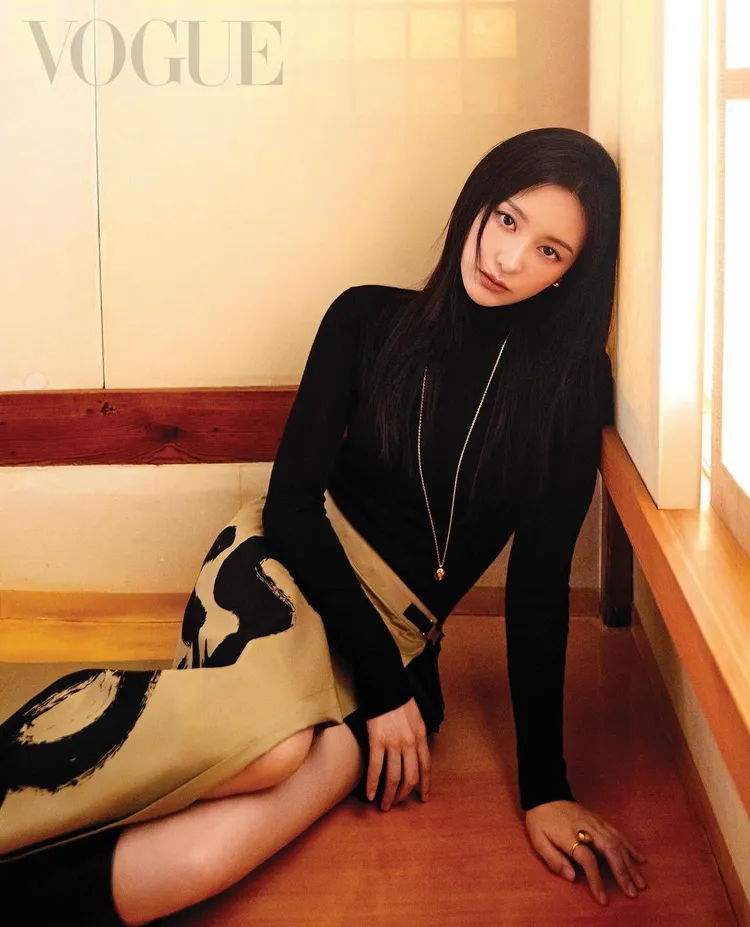 金智媛擺出高冷神情彷彿重現霸氣的「洪海仁」。翻攝voguetaiwan IG