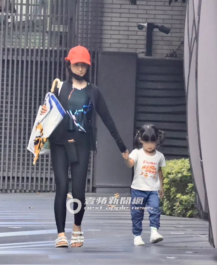 林依晨牽著女兒享受短暫的散步時光。特勤中心攝