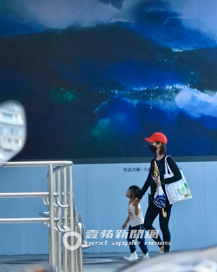 林依晨牽著女兒準備走無障礙斜坡。特勤中心攝