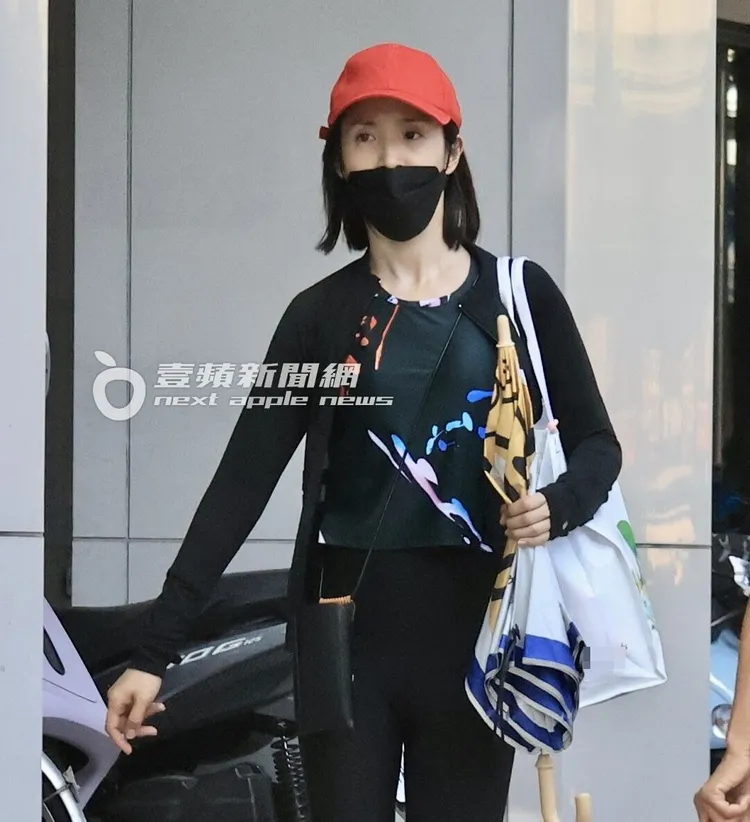 素顏的林依晨裝備齊全接女兒下課。特勤中心攝