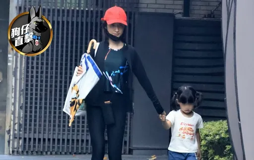 狗仔直擊|林依晨偽單親女力十足 接3歲Mini Me放學整路玩耍