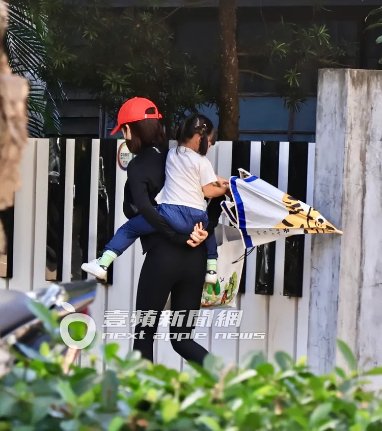 林依晨女兒拿起陽傘準備幫媽媽遮陽。特勤中心攝