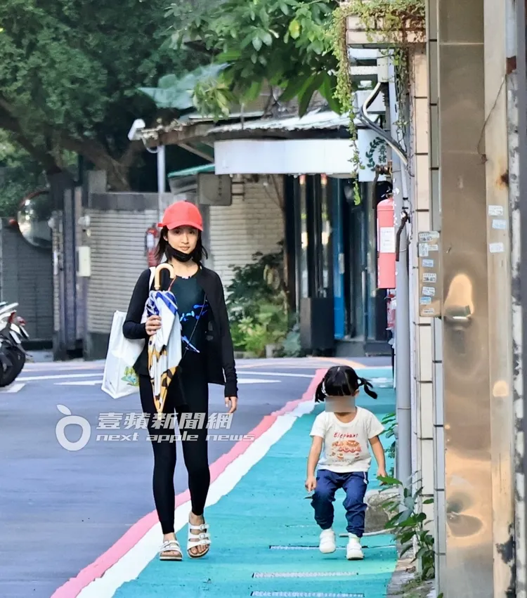 林依晨與女兒散步走回住處。特勤中心攝
