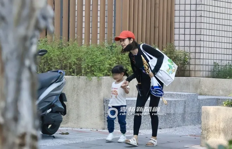 林依晨拉下口罩，牽著女兒耐心講解事物。特勤中心攝
