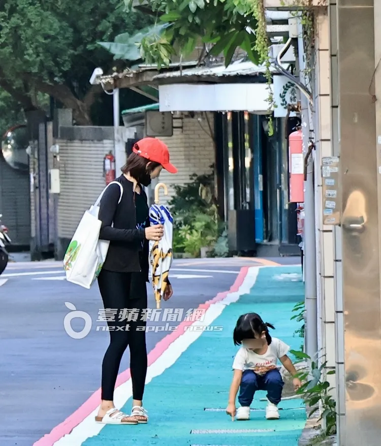 林依晨女兒蹲在地上好奇指著東西。特勤中心攝