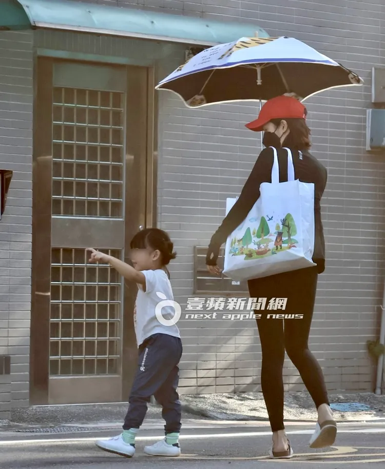 林依晨女兒好奇指著遠方要求往那方向移動。特勤中心攝