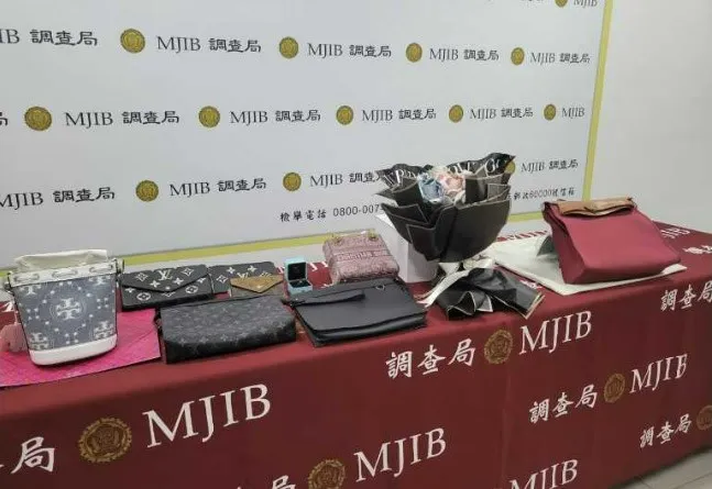 檢調查扣名牌包等證物。民眾提供