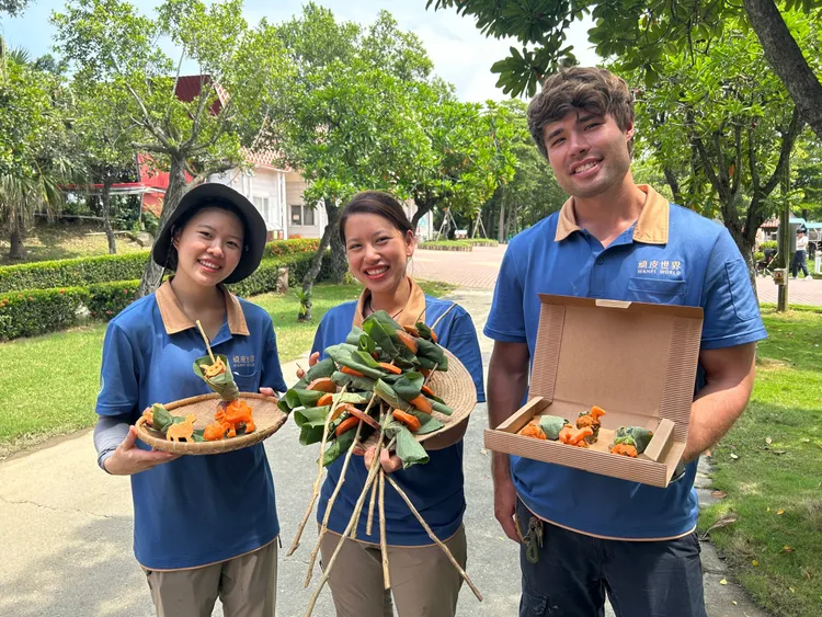 能夠為動物們製作節慶點心，保育員們非常開心。園方提供