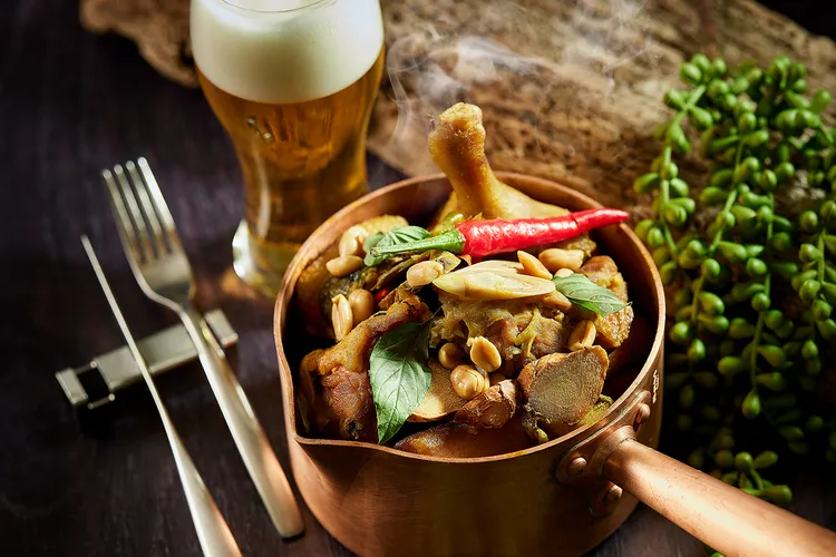 「Brilliant鉑麗安全日餐廳」的越式啤酒鴨是將鴨皮煎出油香後拌炒香料，再以高湯和啤酒燉煮4小時，湯汁甘醇入喉。業者提供