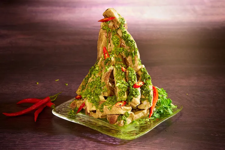 「Brilliant鉑麗安全日餐廳」的「火山排骨」選用豬肋排，搭配南薑、洋蔥、香茅、檸檬葉等燉煮，肉質軟嫩。業者提供