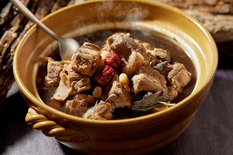 「Brilliant鉑麗安全日餐廳」的「新加坡肉骨茶」選用楠排，配合慢炒過的蒜頭、薑片、白胡椒粒等進行熬煮，品嘗時可搭配油條享用。業者提供