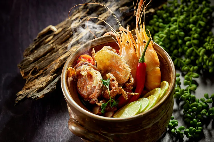 「Brilliant鉑麗安全日餐廳」的「泰式酸辣海鮮湯」有泰國蝦、軟殼蟹、蛤蠣、透抽等，湯頭鮮美濃郁。業者提供