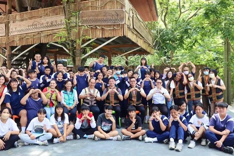 教育局長吳立森、市議員高忠德、桃源區代表會顏莉華副主席4日到桃源國中，關心校園災後重建進度。教育局提供