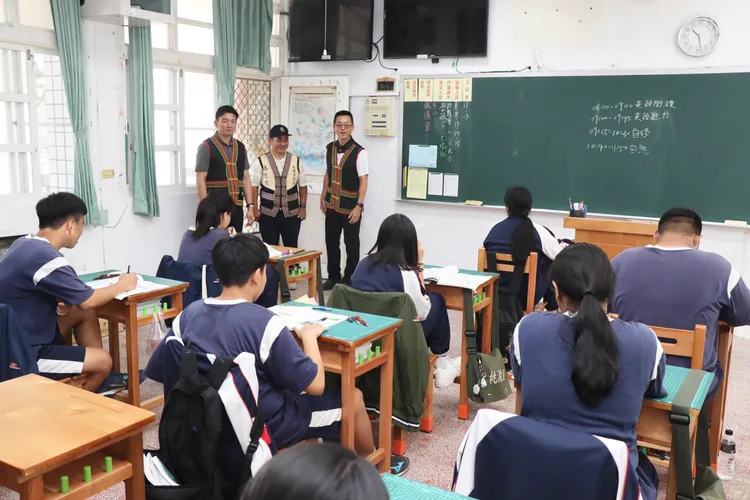 教育局長吳立森、市議員高忠德、桃源區代表會顏莉華副主席4日到桃源國中，關心校園災後重建進度。教育局提供