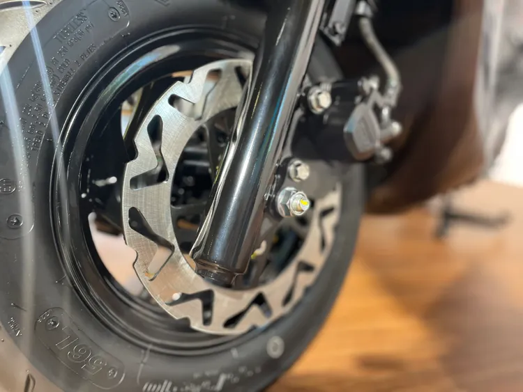 大地名流150標準配備制動能力更優異的前後雙碟煞。林浩昇攝