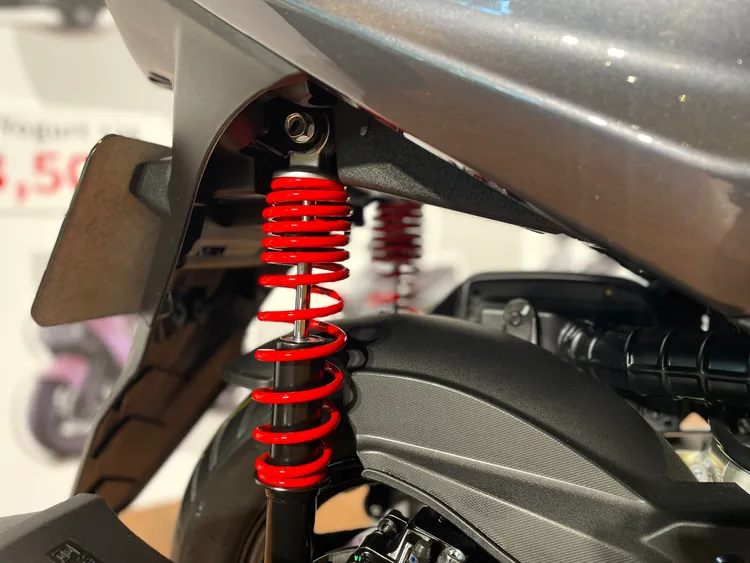 大地名流150搭配雙後避震器，帶來更穩定的騎乘感受。林浩昇攝