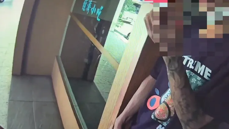 警方到場將越南籍男子帶回。警方提供