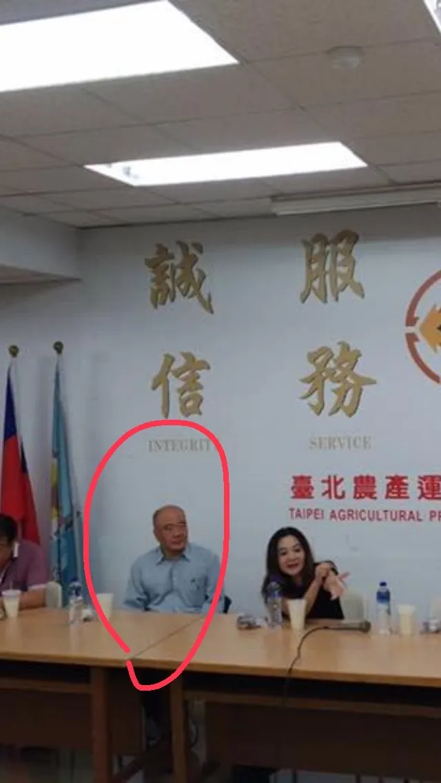 吳音寧貼出2017年10月18日，應曉薇到市場改建會勘時的照片，指稱當時跟在她身邊的「顧問」，就是如今被聲押的吳順民。翻攝自吳音寧臉書