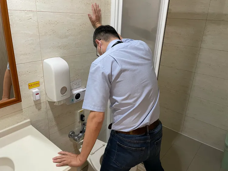 男性民眾若出現體力變差、缺乏活力、性慾衰退等徵兆，當心是男性更年期報到。亞大附醫提供