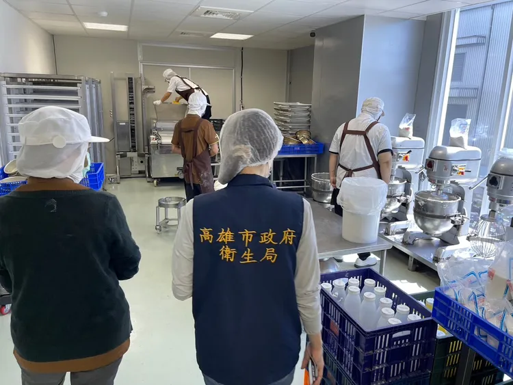 衛生局人員稽查烘焙製造業及販售業情形。衛生局提供