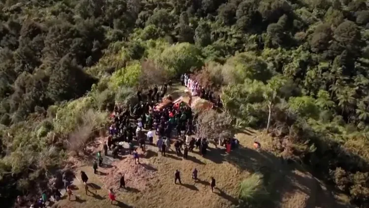 圖黑堤亞的靈柩被移送到神聖的陶佩里山上的最後安息之地。翻攝自澳洲《衛報》