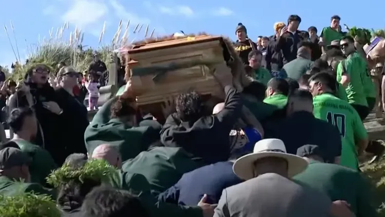 戰鬥獨木舟船隊隊員將國王的靈柩搬到神聖的陶佩里山。翻攝自澳洲《衛報》