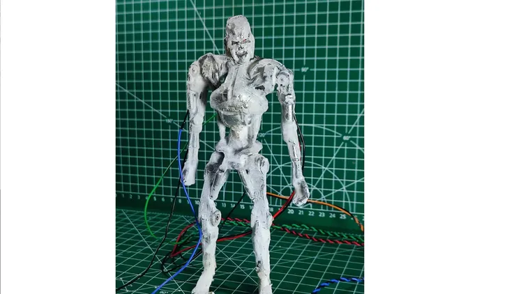 西英格蘭大學在1月的研究裡，已創出一台可以根據光來動作的機器人，它全身外表都被菌絲體覆蓋。翻攝自CNN