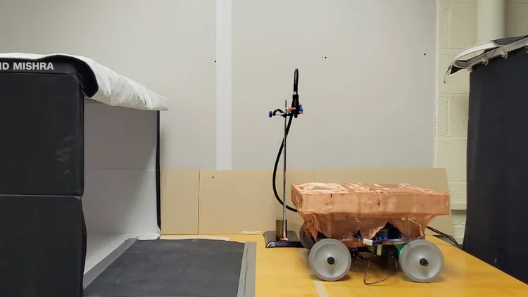 這次研究的第二隻貨車型機器人則是透過車上菌絲體來進行前後移動。翻攝自CNN