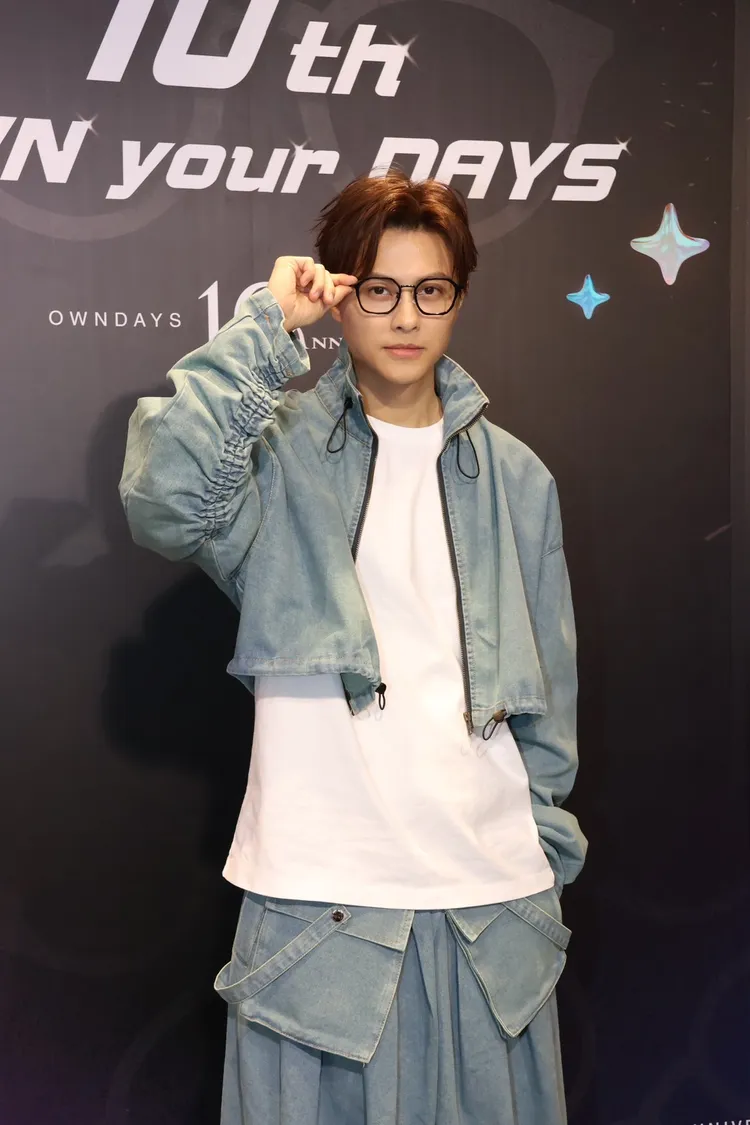 王子邱勝翊搭配眼鏡，整體造型很帥氣。莊宗達攝