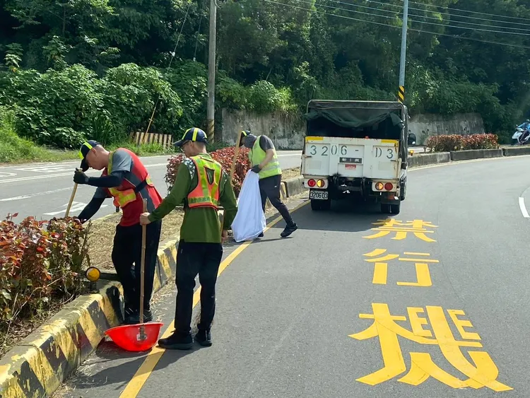 台中市環保局派人前往該公車站周遭清除垃圾。市府提供