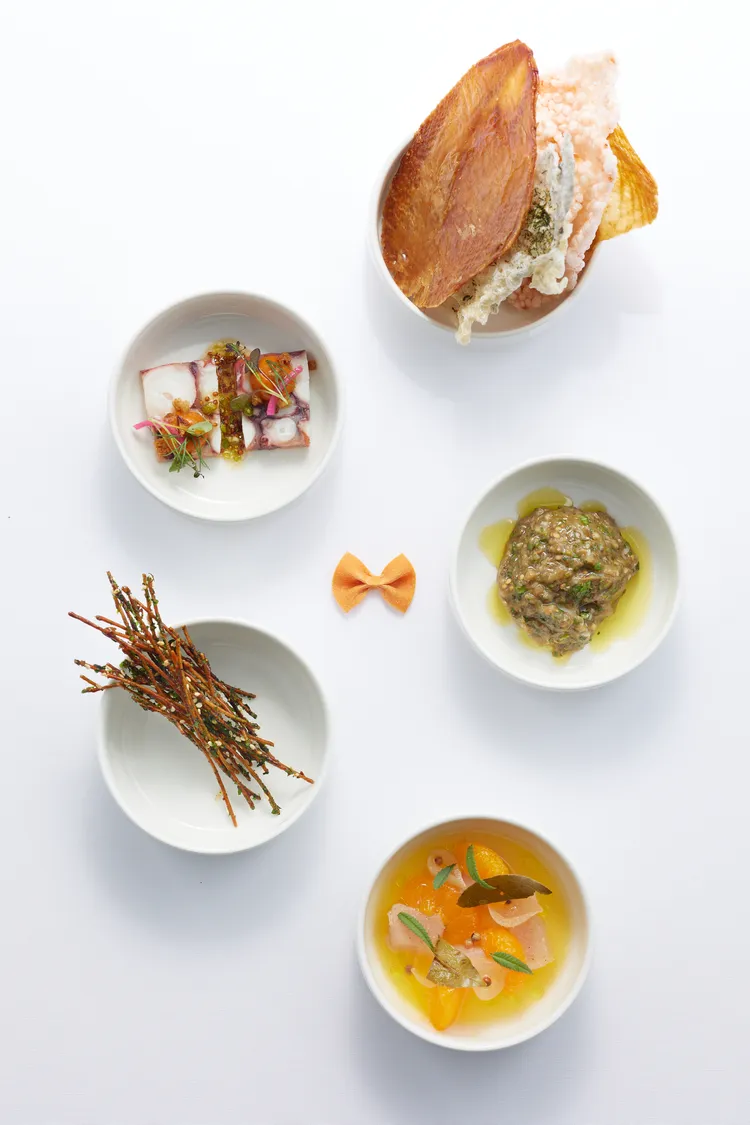 archi×Pasta&Co-amuse boouche 酥脆義大利麵、茄子泥、招牌脆片、醃青甘、煙燻章魚凍片。業者提供