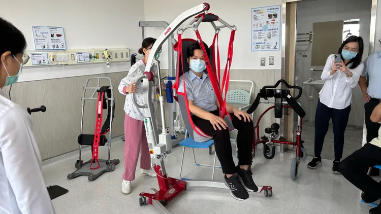 「奇復」、「美健」2間PAC特殊病房導入智能復健輔具等設備，是全台首例。佳里奇美提供