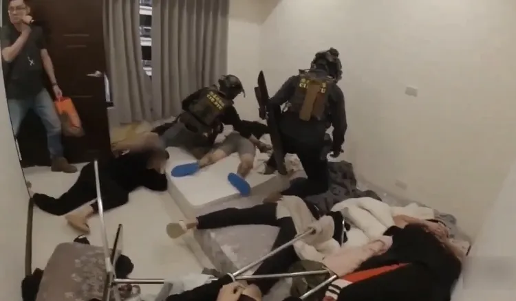 警方前往詐騙機房壓制嫌犯。警方提供