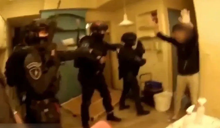 專案小組前往桃園龜山攻堅。警方提供