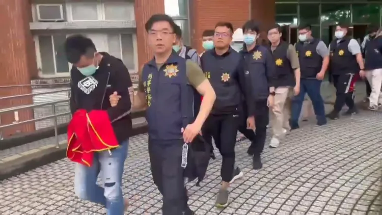 李姓男子（前）落網送辦。警方提供