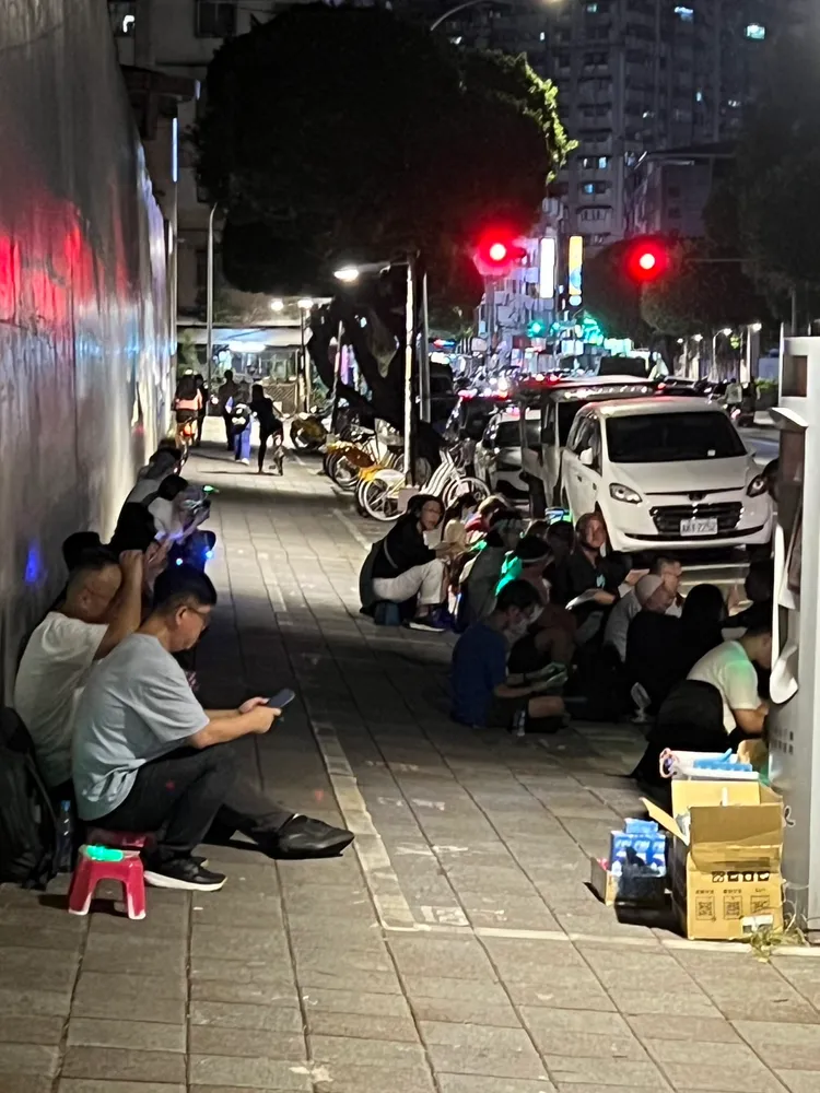 小草們在北所外靜坐表達支持。翻攝畫面