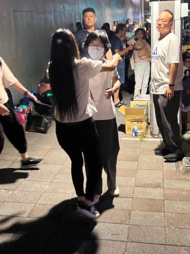 陳佩琪與支持擁抱。翻攝畫面