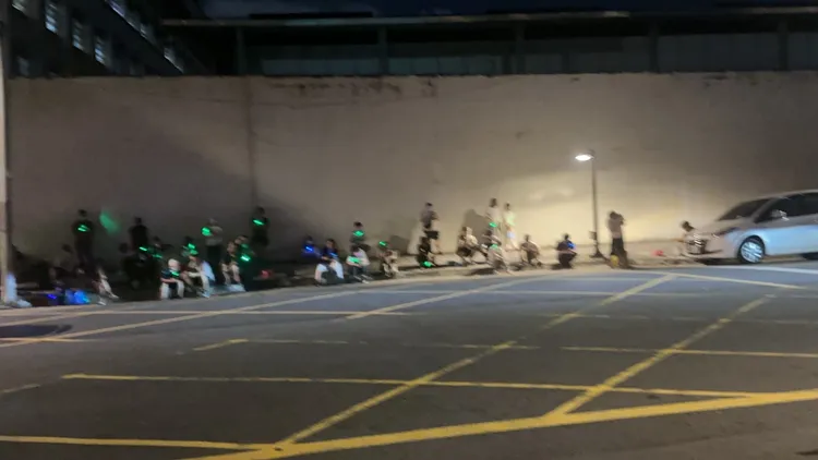 小草們在北所外靜坐表達支持。翻攝畫面