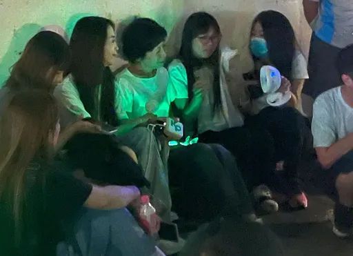 柯文哲中秋节北所三餐吃这些　陈佩琪与小草高墙外静坐声援打气